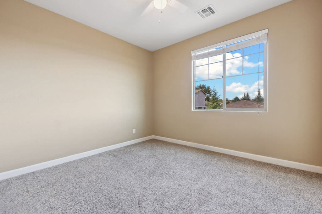 Slika sobe bez nameštaja (levo)