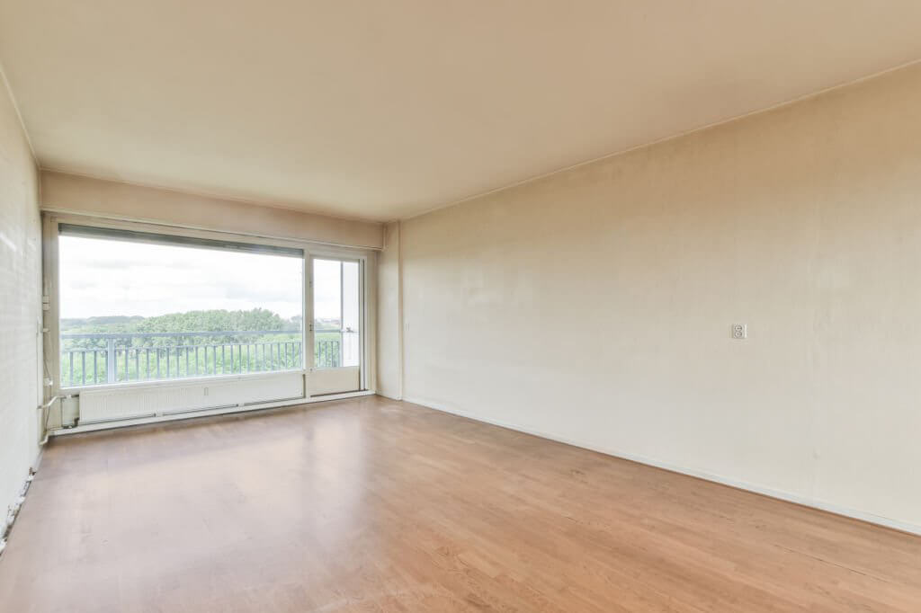 Slika sobe bez nameštaja (desno)